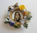 Couronne 1 (Chloé) - Huile sur toile, couronne, fleurs artificielles et rubans, diamètre de 23 cm, 2017.