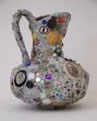 Memory jug (Mike Kelley) - Ciment, terre cuite émaillée, objets divers, 32 x 25 x 27 cm, 2020.